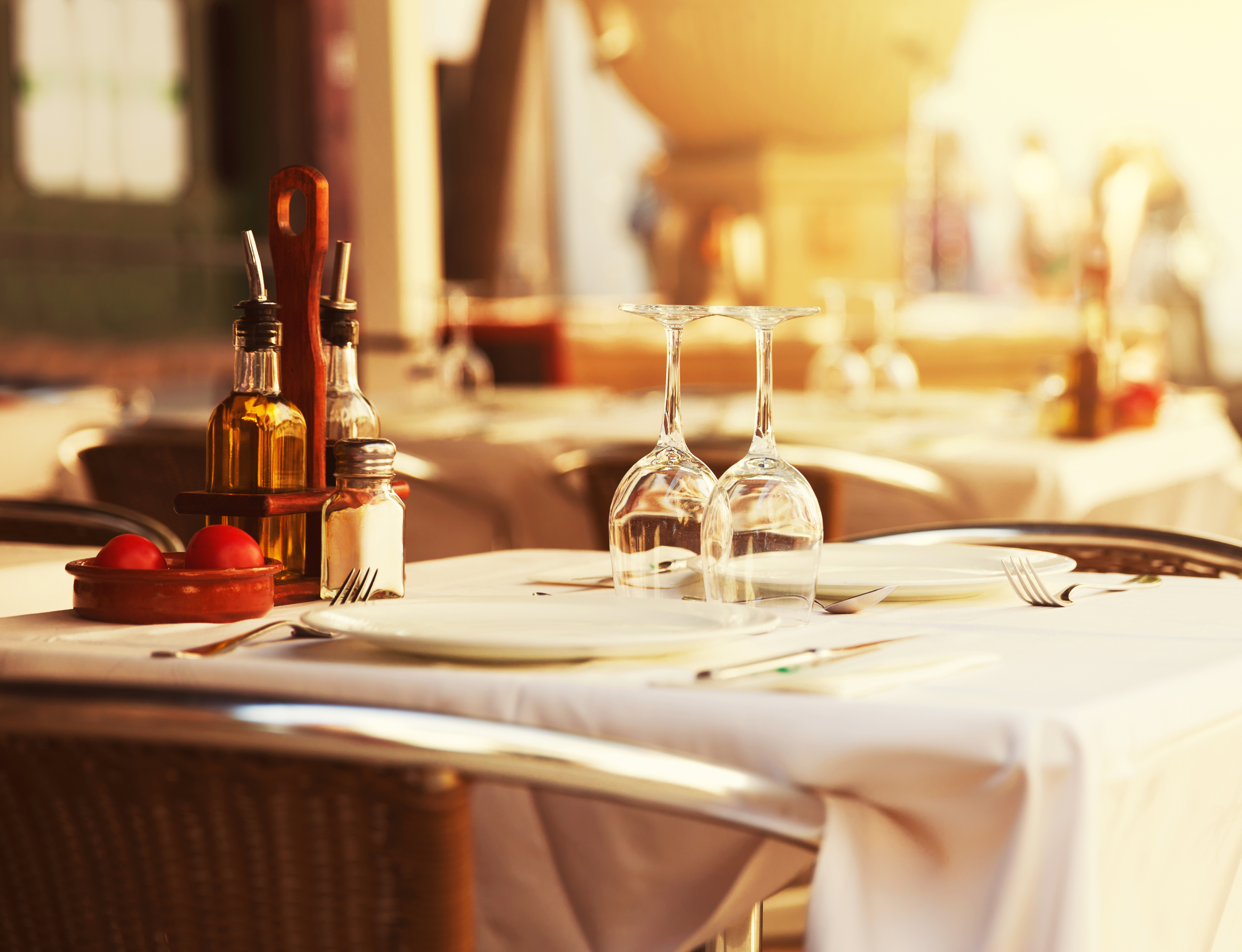 Table сайт. Столик в ресторане. Ресторан фон. Ресторанный бизнес. Фон кафе.